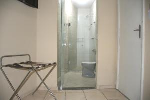 a glass shower in a bathroom with a toilet at Pé da Serra Hotel in Resende
