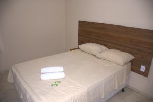 雷森迪Pé da Serra Hotel的卧室里有一张床，床上放着两条毛巾。