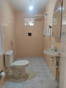 een badkamer met een toilet en een wastafel bij Casa confortável em Estancia in Estância