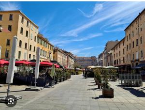 eine Straße mit Gebäuden und Sonnenschirmen auf einem Gehweg in der Unterkunft LOFT VIEUX PORT in Marseille