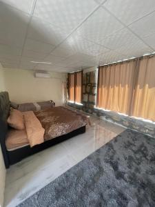 Al-Karak Countryside and hotel客房内的一张或多张床位