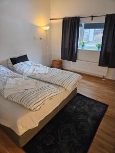 Ένα ή περισσότερα κρεβάτια σε δωμάτιο στο Sjarmerende leilighet i Oslo