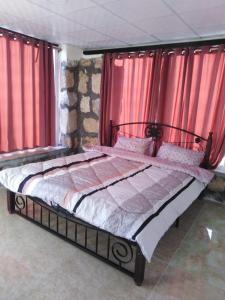 Al-Karak Countryside and hotel客房内的一张或多张床位
