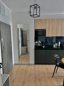 Kuchyňa alebo kuchynka v ubytovaní Apartament Walczaka nr 45-MIEJSCE PARKINGOWE