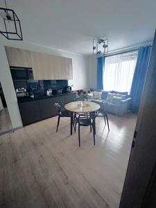 Kuchyňa alebo kuchynka v ubytovaní Apartament Walczaka nr 45-MIEJSCE PARKINGOWE