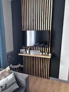 Televízia a/alebo spoločenská miestnosť v ubytovaní Apartament Walczaka nr 45-MIEJSCE PARKINGOWE