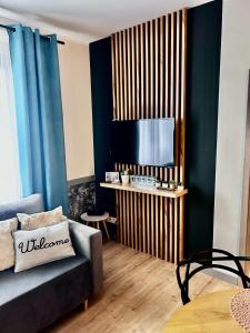 Televízia a/alebo spoločenská miestnosť v ubytovaní Apartament Walczaka nr 45-MIEJSCE PARKINGOWE