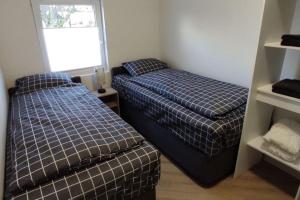 1 Schlafzimmer mit 2 Betten und einem Fenster in der Unterkunft Neu Eröffnet, Wuppertal Villa in Wuppertal