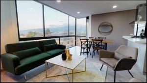 sala de estar con sofá verde y mesa en Magnific Kappadocia, en Bogotá
