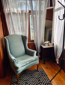 una silla verde en una habitación con ventana en Comfy Studio #3, Central Location, Parking, en Halifax
