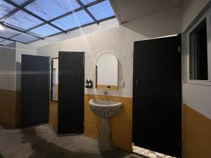 une salle de bain avec un lavabo et un miroir dans l'établissement Casa del viajero Antigua, à Antigua Guatemala