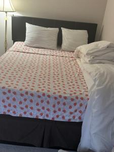 Una cama con una manta con corazones. en 楼上次卧.独立卫生间, en Gaithersburg