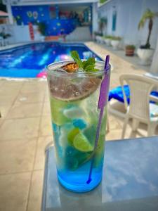 una bebida sentada en una mesa junto a una piscina en Juan de la vega en La Vega