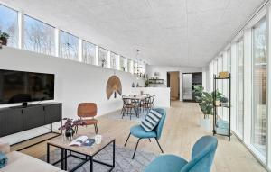 Vester Sømarken的住宿－Cozy Home In Aakirkeby With Kitchen，客厅配有椅子和桌子