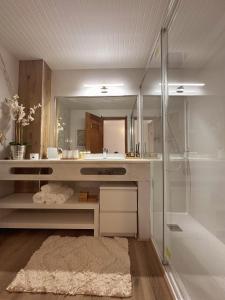 Deluxe Flat by Albufeira Holidays في ألبوفيرا: حمام مع حوض ومرآة
