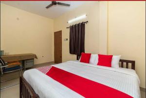Een bed of bedden in een kamer bij OYO Thirumal Residency