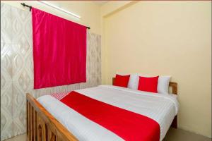 Een bed of bedden in een kamer bij OYO Thirumal Residency