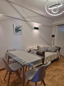 a room with a bed and a table and chairs at Moderno y Acogedor I in Mar del Plata