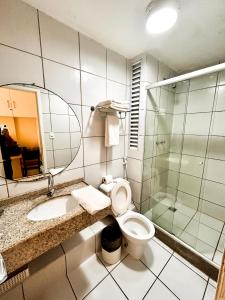 y baño con aseo, lavabo y ducha. en Gran Lençóis Flat Residence Barreirinhas - Mandacaru 211, en Barreirinhas