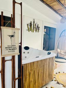bañera en una habitación con un cartel en Casa Bambohemia, en Miravalles