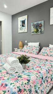 um quarto com 2 camas e uma colcha floral em Center City, PUERTA DEL SOL em Madri