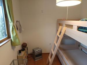 Våningssäng eller våningssängar i ett rum på Okunikko Guesthouse JUN