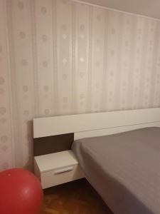 um pequeno quarto com uma cama e uma bola vermelha em 3 Z. Appartment, Zentral, Nähe Messe Köln Deutz em Colônia