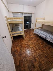 Zimmer mit 2 Etagenbetten und Holzboden in der Unterkunft Casona con Barbacoa en Av princ in Montevideo