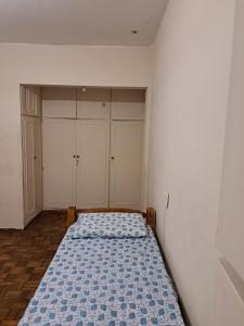 um quarto com uma cama num quarto com armários em Casona con Barbacoa en Av princ em Montevidéu