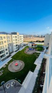 een luchtzicht op een park in een gebouw bij Departamento completo a pasos del mar in La Serena +17 foto's