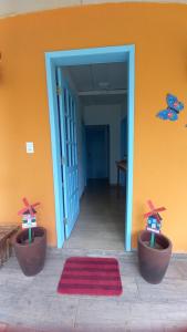 a hallway with two large flower pots in a house at Pousada Usina Paraíso in Astolfo Dutra +82 photos