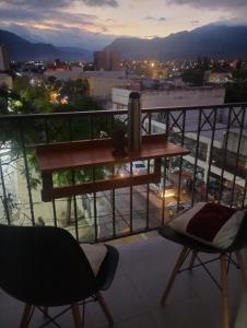 una mesa en un balcón con vistas a la ciudad en Dpto Microcentro, vista panoramica en La Rioja