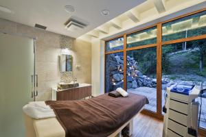 Łóżko lub łóżka w pokoju w obiekcie Hotel Żywiecki Medical SPA & Sport Żywiec
