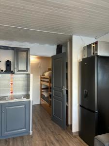 - une cuisine avec évier et réfrigérateur dans la chambre dans l'établissement 46 Île Paradise Vue Port, au Cap d'Agde