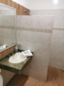y baño con lavabo y espejo. en Hotel Mexico en Xalapa