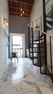una sala de estar con una escalera de caracol y una mesa en Departamento Loft B en Orizaba