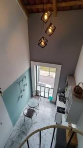 an overhead view of a kitchen with a table and chairs at Departamento Loft B in Orizaba