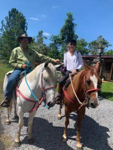 un homme et une femme montent à cheval dans l'établissement Potrerillos Ranch close to Boquete, à Boquete