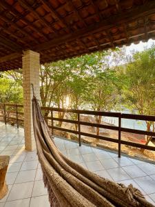 - un hamac sur une terrasse couverte avec une clôture dans l'établissement Pousada Porto de Piranhas, à Piranhas