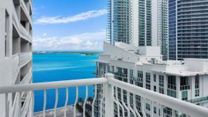 een balkon met uitzicht op de oceaan bij Upscale Brickell 2 bedroom with water views and free parking in Miami