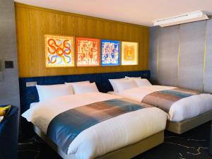 京都市にあるTabist kiki HOTEL KYOTO Sanjo Takakuraのベッド2台が隣同士に設置された部屋です。