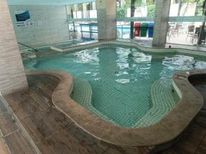 una piscina en un edificio con suelo enfermo en Bombinhas Summer Beach, en Bombinhas