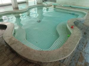 una gran piscina en un edificio en Bombinhas Summer Beach en Bombinhas