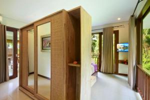 een kamer met glazen schuifdeuren in een huis bij Romance Forest view 2 BR Private Pool Villa ZN21 in Ubud