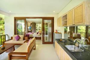 een keuken en een woonkamer met een bank en een tafel bij Romance Forest view 2 BR Private Pool Villa ZN21 in Ubud