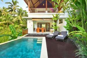een villa met een zwembad voor een huis bij Romance Forest view 2 BR Private Pool Villa ZN21 in Ubud