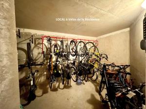 - un tas de vélos garés dans une pièce dans l'établissement Appartement Sète, 1 pièce, 3 personnes - FR-1-338-539, à Sète
