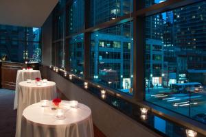 2 tafels in een kamer met uitzicht op de stad bij Residence Inn by Marriott New York Manhattan/Times Square in New York