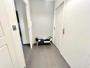 - un couloir avec une chaise noire et blanche dans la chambre dans l'établissement Créteil - Pointe du Lac - Le So’, à Créteil