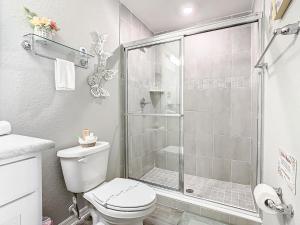 bagno bianco con doccia e servizi igienici di Encanto at Auburndale ad Auburndale